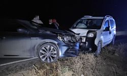 Otomobil ile hafif ticari araç çarpıştı: 8 yaralı