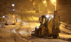 Kar küreme ve tuzlama çalışmalarını sürdürüyor