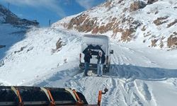 Karda mahsur kalan 12 kişi 3 saatlik çalışmayla kurtarıldı