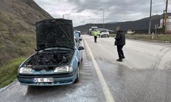 Seyir halindeki otomobilde çıkan yangın söndürüldü