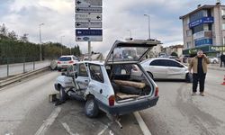 İki otomobilin çarpıştığı kaza anı kamerada: 1 yaralı