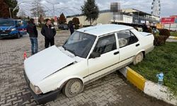 Kamyonet Otomobile Çarptı: 2 Yaralı