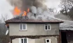 Kastamonu'da 2 katlı ev alev alev yandı