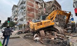 Kentsel dönüşüm yıkımı: Komşu binada hasar oluştu