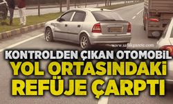 Kontrolden çıkan otomobil yol ortasındaki refüje çarptı