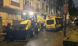 Minibüs yağmur sonrası çöken yola düştü