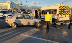 Öğrenci servisi ile otomobil çarpıştı: 7 yaral