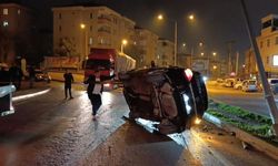 Önce takla attı sonra direğe çaptı: 3 kişi yaralandı