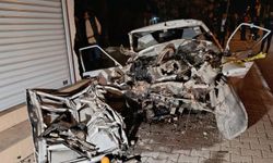 Otomobil konteynere, kamyonete ve evin duvarına çarptı