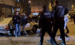 Otomobil kaldırımdaki yayalara çarptı: 4 yaralı