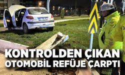 Kontrolden çıkan otomobil refüje çarptı