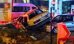 Park halindeki araçlara çarpan otomobil hurdaya döndü: 1 ölü, 1 ağır yaralı