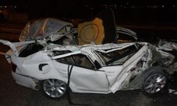 Park Halindeki Tıra Çarpan Otomobil Hurdaya Döndü: 2 Yaralı