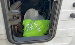 Polis üniformasını çıkarıp yaralının üzerini örttü