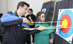 Polislerin desteğiyle okçu oldular