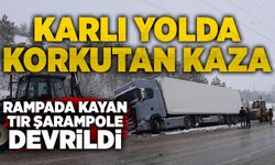 Karlı yolda korkutan kaza: Rampada kayan tır şarampole devrildi