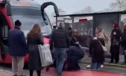 Raylardan geçmek isteyen adama tramvay çarptı