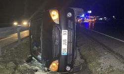 Refüje çarpan otomobil yan yattı: 1’i bebek, 3 yaralı