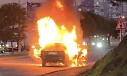 Seyir halindeki otomobil alev alev yanıp küle döndü
