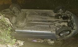 Otomobil su kanalına düştü