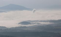 Tarihi ilçe sis tabakası altında kaldı