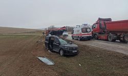 Tırın dorsesi hafif ticari aracın üzerine devrildi: 2 yaralı