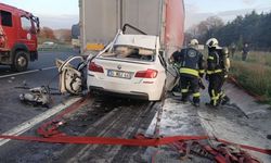 Otomobiliyle tırın altına giren 18 yaşındaki sürücü hayatını kaybetti