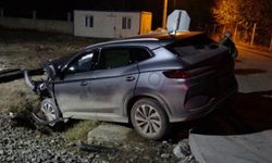 Yük treni hemzemin geçitte otomobile çarptı: 5 yaralı