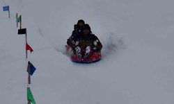 Abant Gölü Milli Park’ta şambrellerle kar keyfi