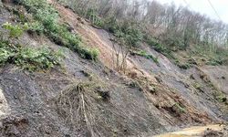 Aynı noktada 3. heyelan: Köy yolu yine kapandı