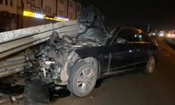 Otomobil Bariyere Saplandı: Sürücü Mucizevi Şekilde Kurtuldu