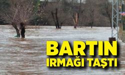 Bartın Irmağı Taştı! Ağaçlar ve tabelalar sular altında kaldı