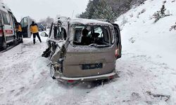 Bolu’da feci kaza! Kamyon ve hafif ticari araç virajda çarpıştı: 2 yaralı