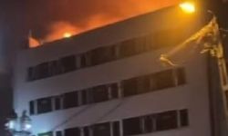 Kağıthane’de Binanın Çatısı Alevlere Teslim Oldu