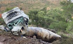 Virajı Alamayan Tır Devrildi: 1 Yaralı