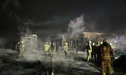 Depo Alanında Yangın Paniği; Alevlerin sardığı 2 kamyon ve 1 tırda hasar oluştu