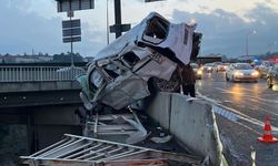 Freni boşalan kamyon otomobile çarptı 3 Yaralı