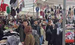 Giysi pazarında esnafın yüzü güldü