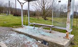 Huzurevi sakinlerinin kullandığı otobüs durağına çirkin saldırı