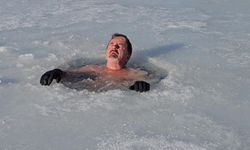 6 yıldır buz tutan göle giren dağcı sosyal medyada