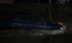 Sel Sularında Otomobil Gibi Yüzdü