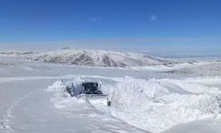 Yüksekova’da Kar Duvarları: Yollarda Dev Tüneller Oluştu