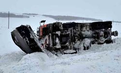 Kar Küreme Aracı Buzlu Yolda Devrildi