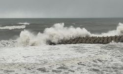 Karadeniz’de fırtına hayatı olumsuz etkiliyor