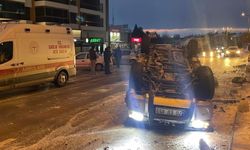 Kaygan yol faciaya davetiye çıkardı: Kamyonet devrildi, 2 kişi yaralandı