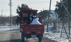 Motosiklet kasasında kardan adam yolculuğu