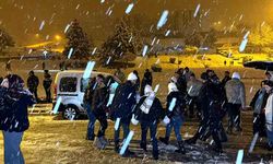 Karın altında horon ve halay oynayarak renkli görüntüler oluşturdular