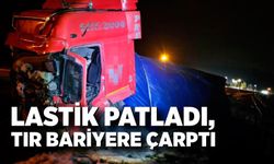 Lastik Patladı, Tır Bariyere Çarptı: Faciadan Dönüldü!
