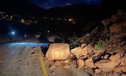 Toprak Kayması: Yol Trafiğe Kapandı