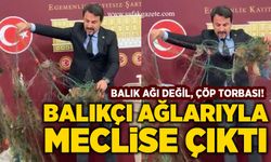 Milletvekili Ertuğrul balıkçı ağlarıyla meclise çıktı: Balık ağı değil, çöp torbası!